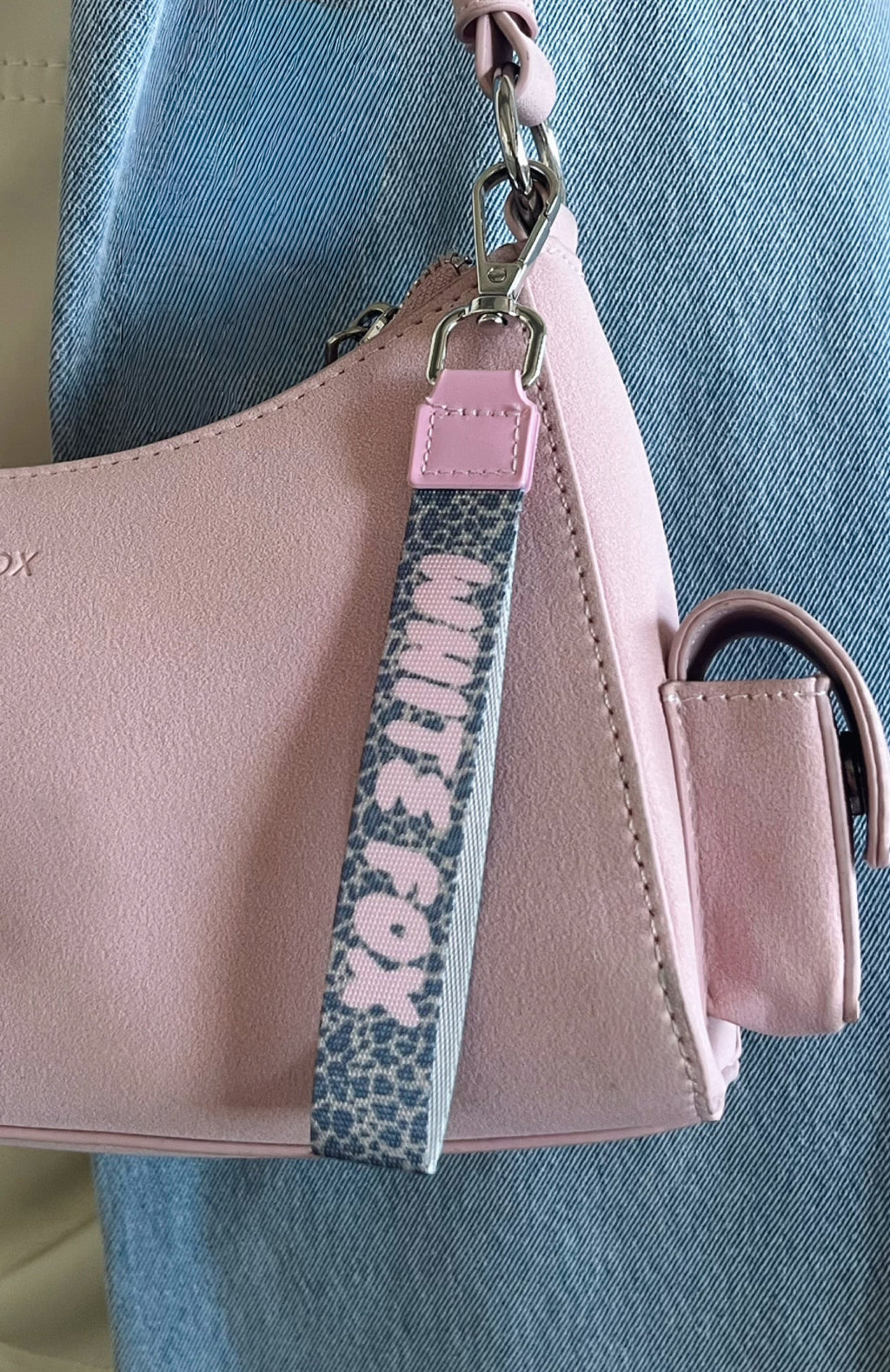 Standing Out Strap Keychain Leopard